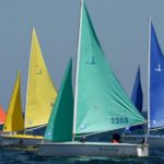 bunte-boote-der-klasse-hansa-303-bei-einer-regatta-auf-der-ostsee-